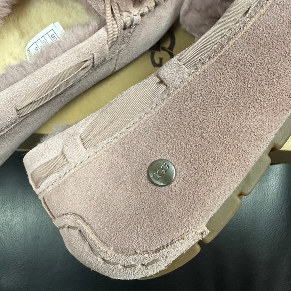 NIB! UGG Women's Dakota Tulle Bow Slippers In Pink Sheepskin Size US7/EU38 - Picture 5 of 9